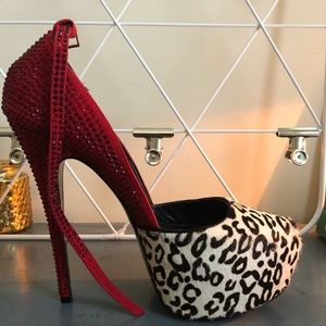 Steve Madden DEENY - Red w/print - like new No Box
